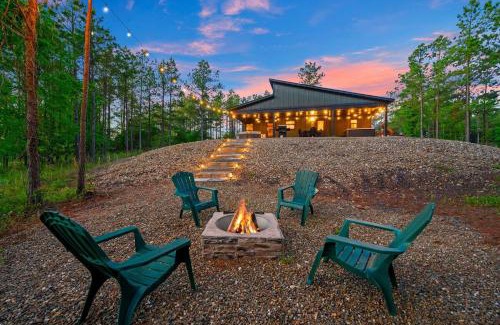 Pickens Casa | The Animal Crossing -Direct ATV trail access, hot tub, and fire pit near Hochatown