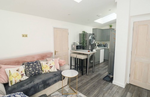 Starcross Cabaña | THE ANNEX, romantic in Starcross, Devon