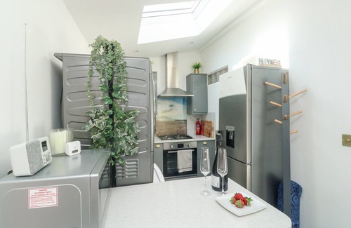 Starcross Cabaña | THE ANNEX, romantic in Starcross, Devon