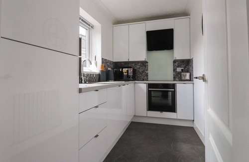 Llanrug Cabaña | THE ANNEXE AT LLWYFOR, romantic, with a garden in Llanrug