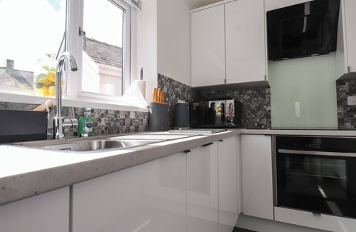 Llanrug Cabaña | THE ANNEXE AT LLWYFOR, romantic, with a garden in Llanrug