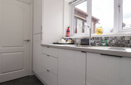 Llanrug Cabaña | THE ANNEXE AT LLWYFOR, romantic, with a garden in Llanrug