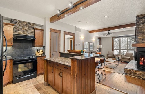East Kootenay Apartamento | The Antler Hideaway | Pool | Hot Tub | Fireplace