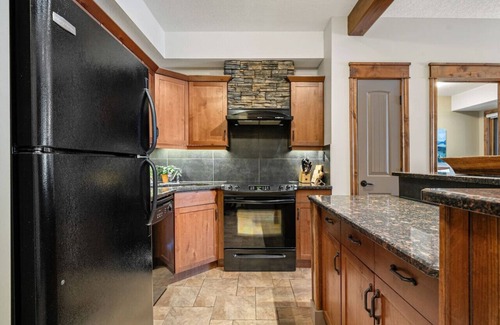 East Kootenay Apartamento | The Antler Hideaway | Pool | Hot Tub | Fireplace