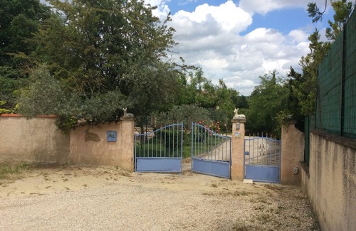 La Tour-d'Aigues Apartamento | La torre de apartamentos en la gran jardín aguda con piscina comunitaria