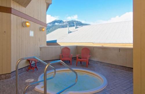 Village North Apartamento | The Après, Village Studio with Hot Tub and View