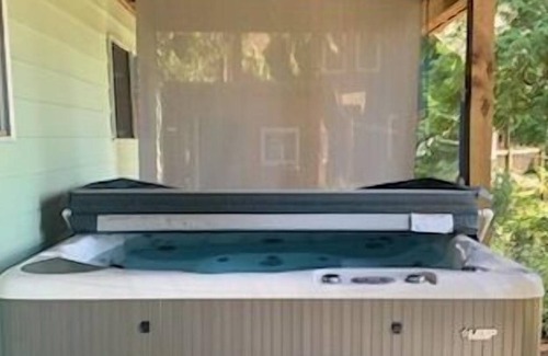Madeira Park Cabina | The Arrow Gardens & Hot Tub in Madeira Park