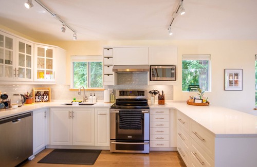 Madeira Park Cabina | The Arrow Gardens & Hot Tub in Madeira Park