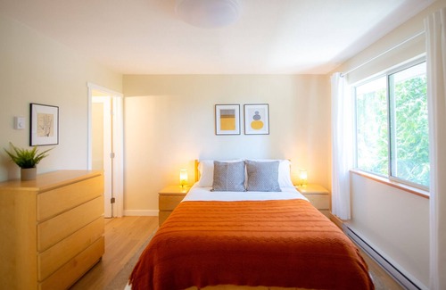 Madeira Park Cabina | The Arrow Gardens & Hot Tub in Madeira Park