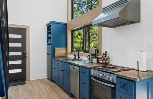 Hot Springs Cabina | The Arrow Treehouse - Sleeps 6