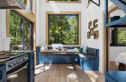 Hot Springs Cabina | The Arrow Treehouse - Sleeps 6
