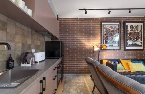 Petersham Casa | The Art Haus Retro Chic Hideaway near Local Gems