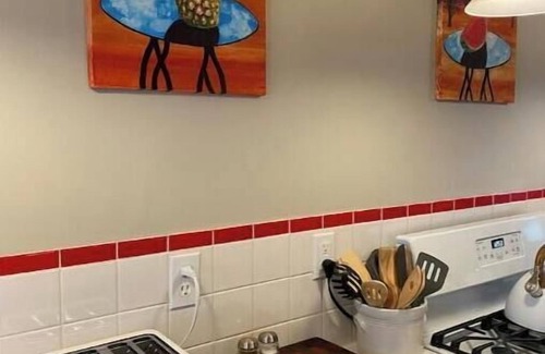 Old North End Apartamento | The ART House. Chic, cheerful, Burlington home.
