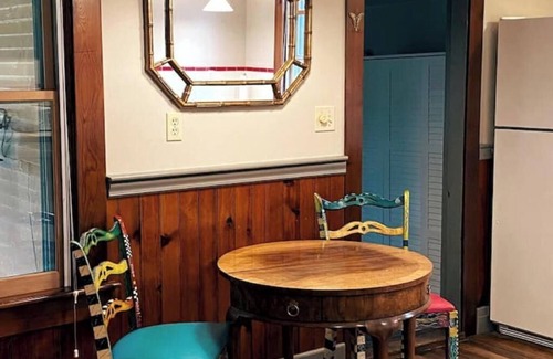 Old North End Apartamento | The ART House. Chic, cheerful, Burlington home.