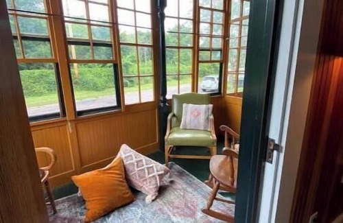 Old North End Apartamento | The ART House. Chic, cheerful, Burlington home.