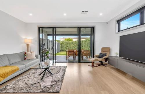 Flinders Park Casa | The Art of Zen - Modern Comfort between Beach and CBD