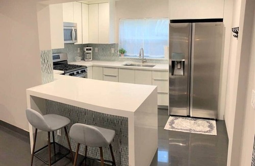 Downtown Hollywood Casa | The Artisan: A Modern Mid-Century Chalet