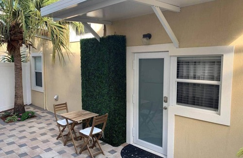 Downtown Hollywood Casa | The Artisan: A Modern Mid-Century Chalet