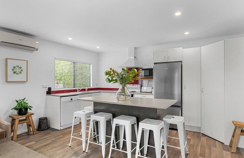 Matakana Casa | The Artisans Rest - Matakana Village Holiday Home