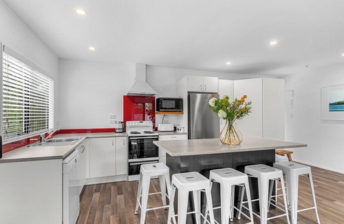 Matakana Casa | The Artisans Rest - Matakana Village Holiday Home