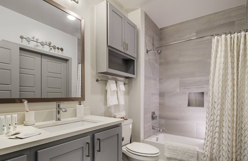 Linthicum Heights Apartamento | The Artist, Fast Internet - Pool - BWI - Gym - New Listing