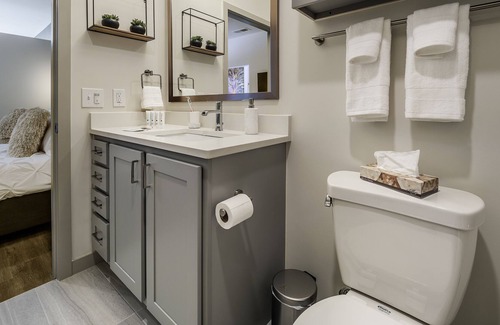 Linthicum Heights Apartamento | The Artist, Fast Internet - Pool - BWI - Gym - New Listing