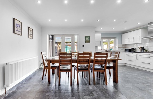 Harlington Casa | The Aviator | Modern Large 4 Bed Property | London | Mins From Heathrow