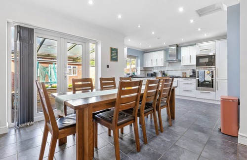 Harlington Casa | The Aviator | Modern Large 4 Bed Property | London | Mins From Heathrow