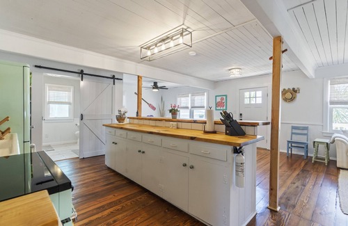 Surf City Cabaña | The AWARD-WINNING Knotty Cottage, Beach House, Owner Operated