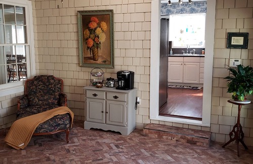 Tyler Casa | The Azalea Cottage, Bergfeld Park!
