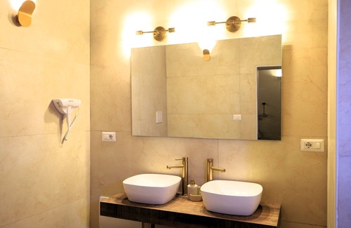 Chiaia Cama Y Desayuno | The B&B "Ai 13 Gradoni di Chiaia is an oasis of calm in the center of Naples.