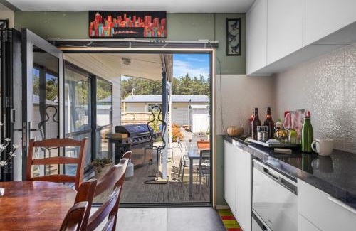 Waikuku Beach Casa | The Bach at Old Broadway - Waikuku Beach Retreat