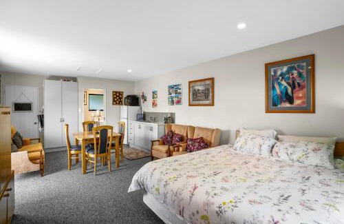 Waikuku Beach Casa | The Bach at Old Broadway - Waikuku Beach Retreat