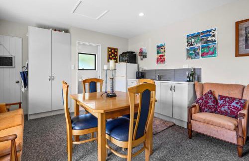 Waikuku Beach Casa | The Bach at Old Broadway - Waikuku Beach Retreat