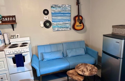 Central Gardens Casa | The Back House - Midtown Memphis Guest House with Private Entrance & Backyard
