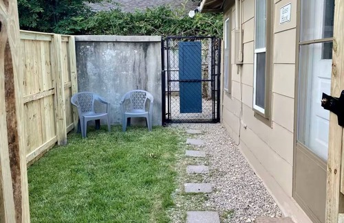 Central Gardens Casa | The Back House - Midtown Memphis Guest House with Private Entrance & Backyard