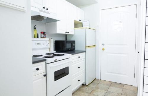 Harrison Hot Springs Apartamento | The Backyard at Cedar Springs Walk to Lake and Hot Springs