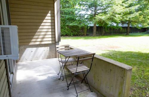 Harrison Hot Springs Apartamento | The Backyard at Cedar Springs Walk to Lake and Hot Springs