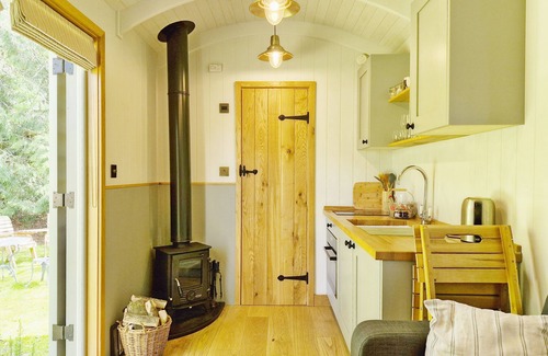 Steyning Cabina | The Bakers Hut - a lodge/cabin that sleeps 2 guests in 1 bedroom