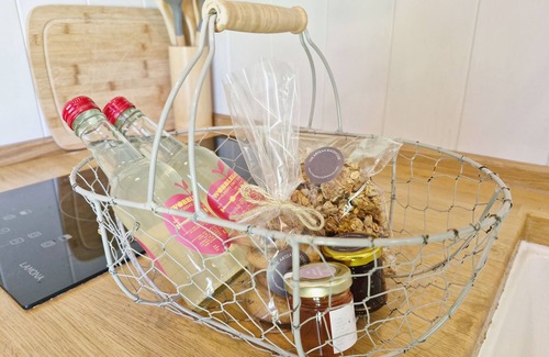 Steyning Cabina | The Bakers Hut - a lodge/cabin that sleeps 2 guests in 1 bedroom