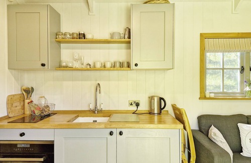 Steyning Cabina | The Bakers Hut - a lodge/cabin that sleeps 2 guests in 1 bedroom