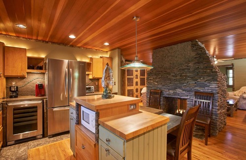 Blowing Rock Cabaña | The Bark Bungalow 2BR/2BA Cottage in Blowing Rock