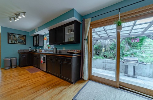 Trinidad Casa | The Barn: a Trinidad home in the redwoods with privacy and hot tub.