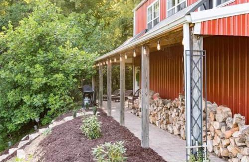 Hendersonville Casa | The Barn At Slick Rock