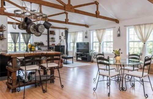 Hendersonville Casa | The Barn At Slick Rock