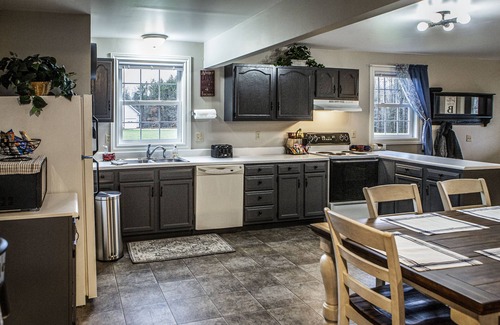 Blissfield Casa | "The Barn at Sunset Lane" - Spacious 4BR Home on 16 Acres