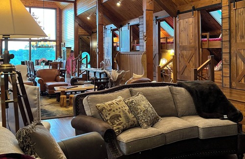 Bentonville Casa | The Barn Door-near bike trails, Bentonville attractions, quiet and serene.