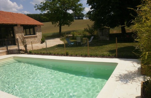 Villeneuve d'Aveyron Casa | El granero de Mas de Pérou con piscina privada.