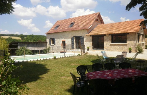 Villeneuve d'Aveyron Casa | El granero de Mas de Pérou con piscina privada.