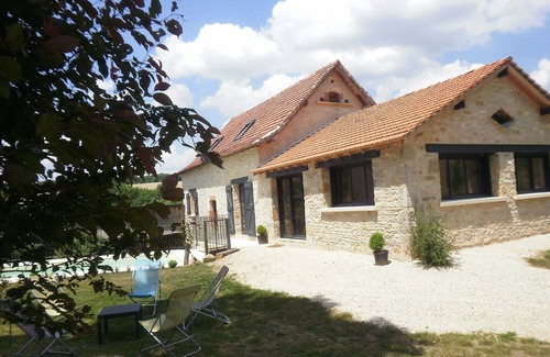 Villeneuve d'Aveyron Casa | El granero de Mas de Pérou con piscina privada.
